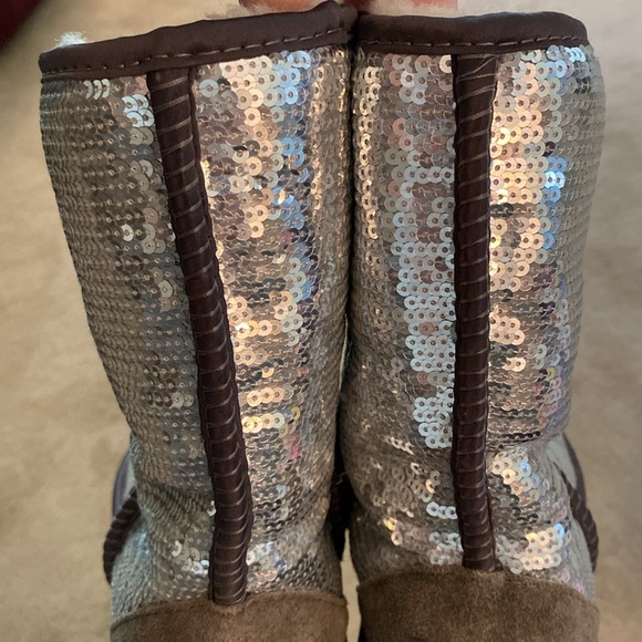 UGG CLASSIC SHORT SILVER SEQUIN BOOTS SIZE 7 - Picture 5 of 15